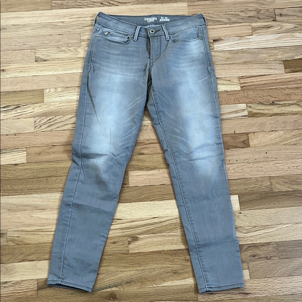 Levi's Gray Low-Rise Jegging with Sleek Design